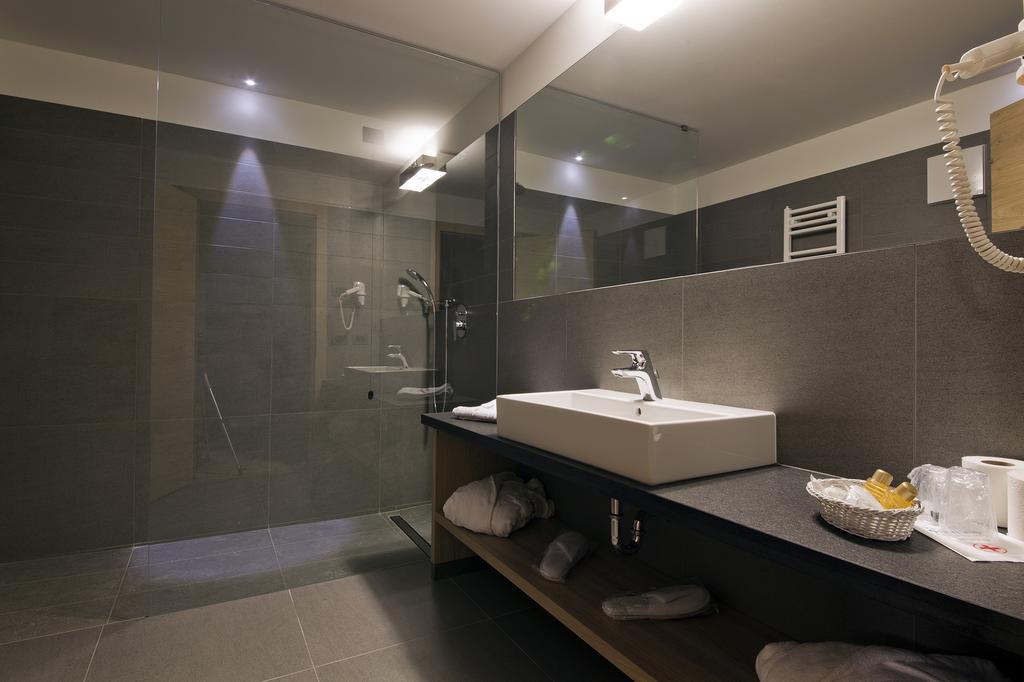 Design & Suite Hotel Ciarnadoi Віго-ді-Фасса Номер фото